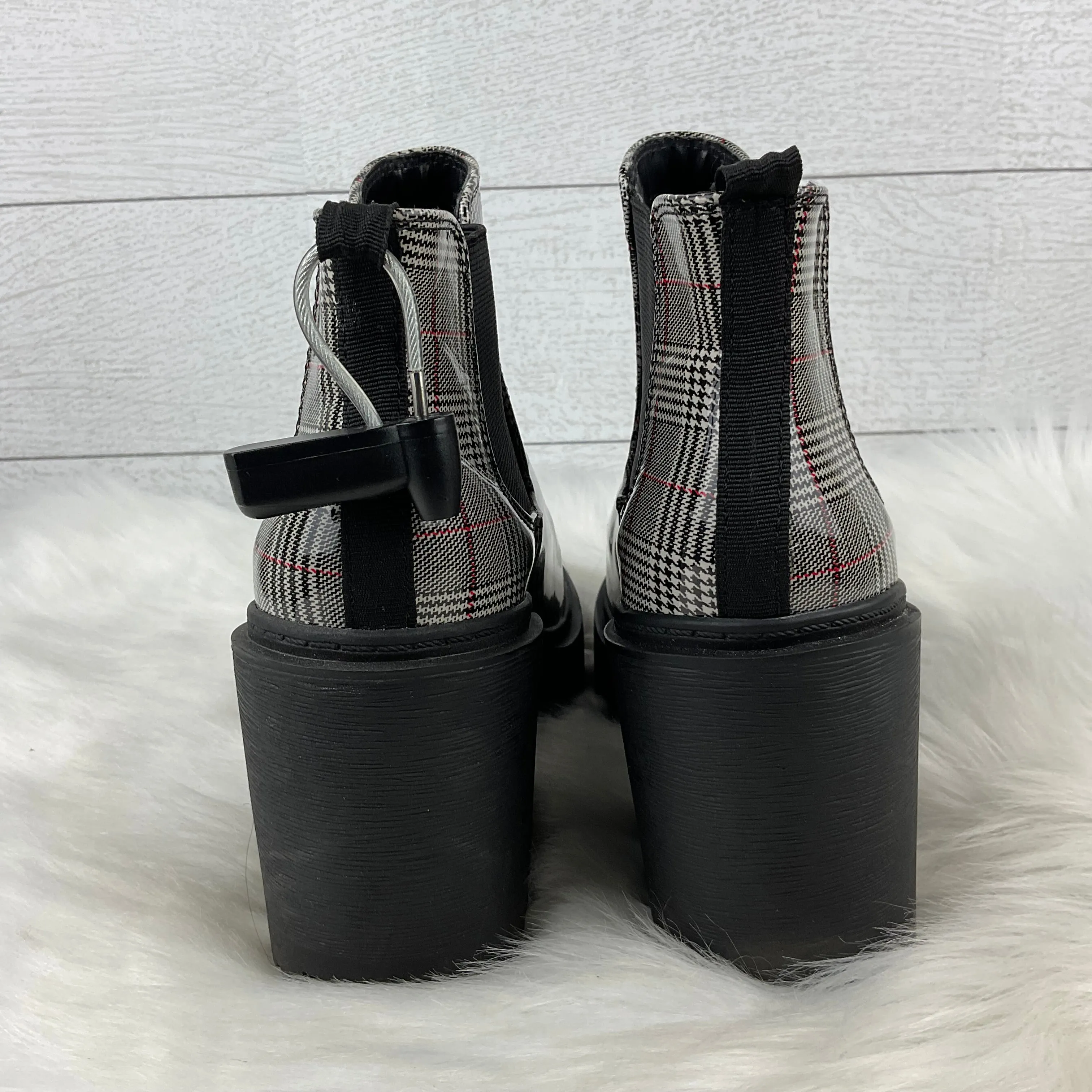 Boots Ankle Heels By Soda  Size: 7.5