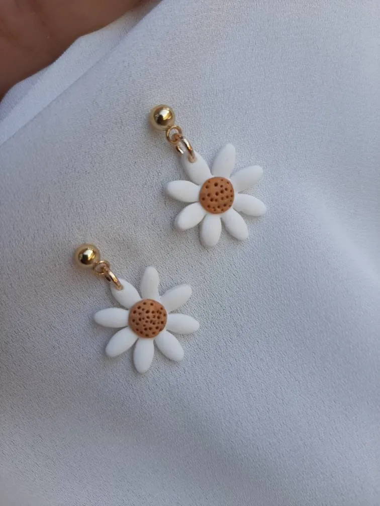 Dúil Dainty daisy earrings || handmade in Ireland || polymer clay earrings || small earrings || lightweight earrings || flower earrings