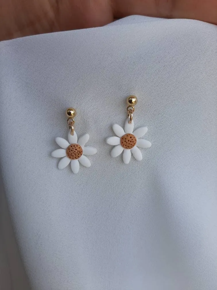 Dúil Dainty daisy earrings || handmade in Ireland || polymer clay earrings || small earrings || lightweight earrings || flower earrings