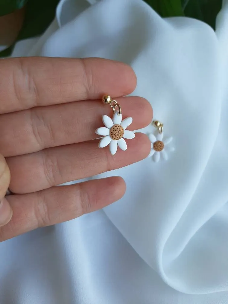 Dúil Dainty daisy earrings || handmade in Ireland || polymer clay earrings || small earrings || lightweight earrings || flower earrings