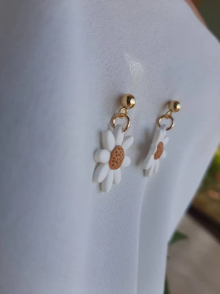 Dúil Dainty daisy earrings || handmade in Ireland || polymer clay earrings || small earrings || lightweight earrings || flower earrings